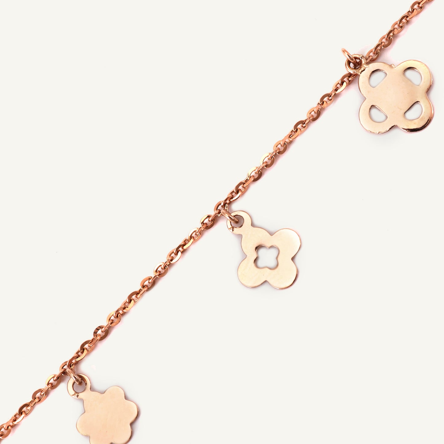 18kt gold floret bracelet. Fine jewellery under ₹30,000. Chic, floral, gift-worthy.