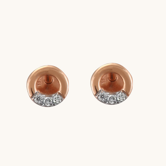 18kt gold minimalist diamond earrings with VVS-VH diamonds. Affordable fine jewellery for women.