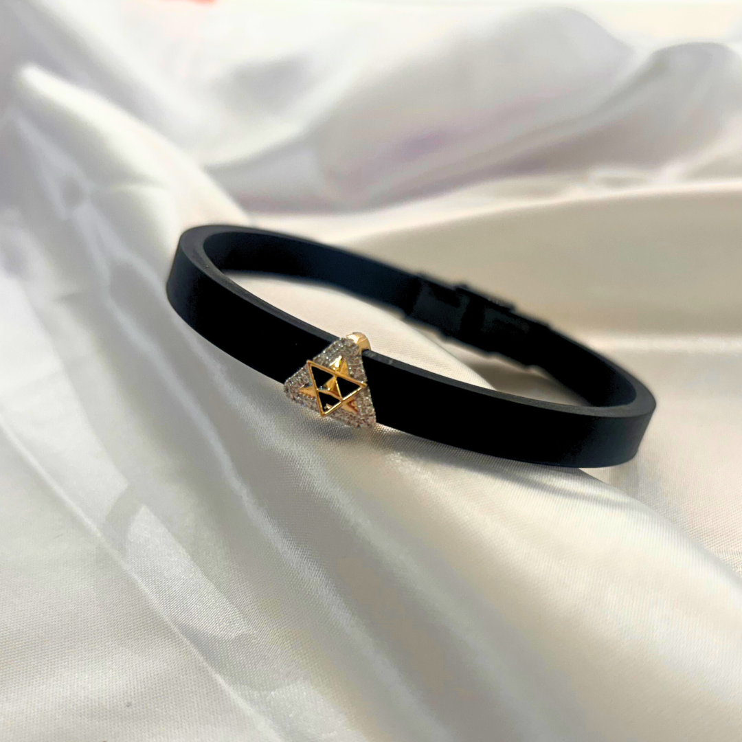 Men’s gold bracelet by Caratly, featuring a sleek black band with a central gold clasp adorned with a natural diamond, blending modern style with classic luxury under Rs. 30,000!