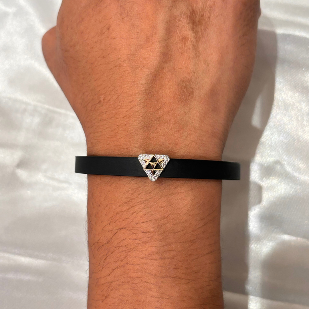 Men’s gold bracelet by Caratly, featuring a sleek black band with a central gold clasp adorned with a natural diamond, blending modern style with classic luxury under Rs. 30,000!