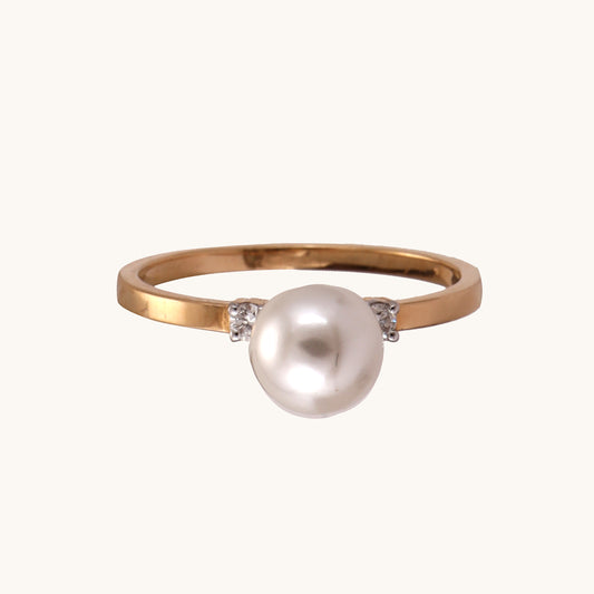 18kt gold Halo Pearl Ring with VVS-VH diamonds. Affordable luxury fine jewellery for women.