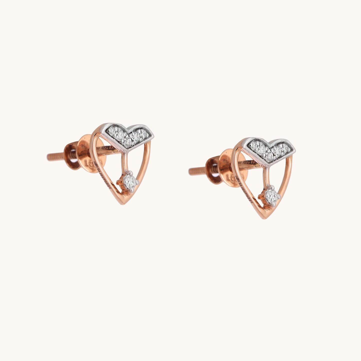 Elegant 18kt gold Gleaming Diamond Earring featuring IGI certified VVS diamonds. Ideal for daily wear, special occasions, or as the perfect gift for her under Rs. 20k.