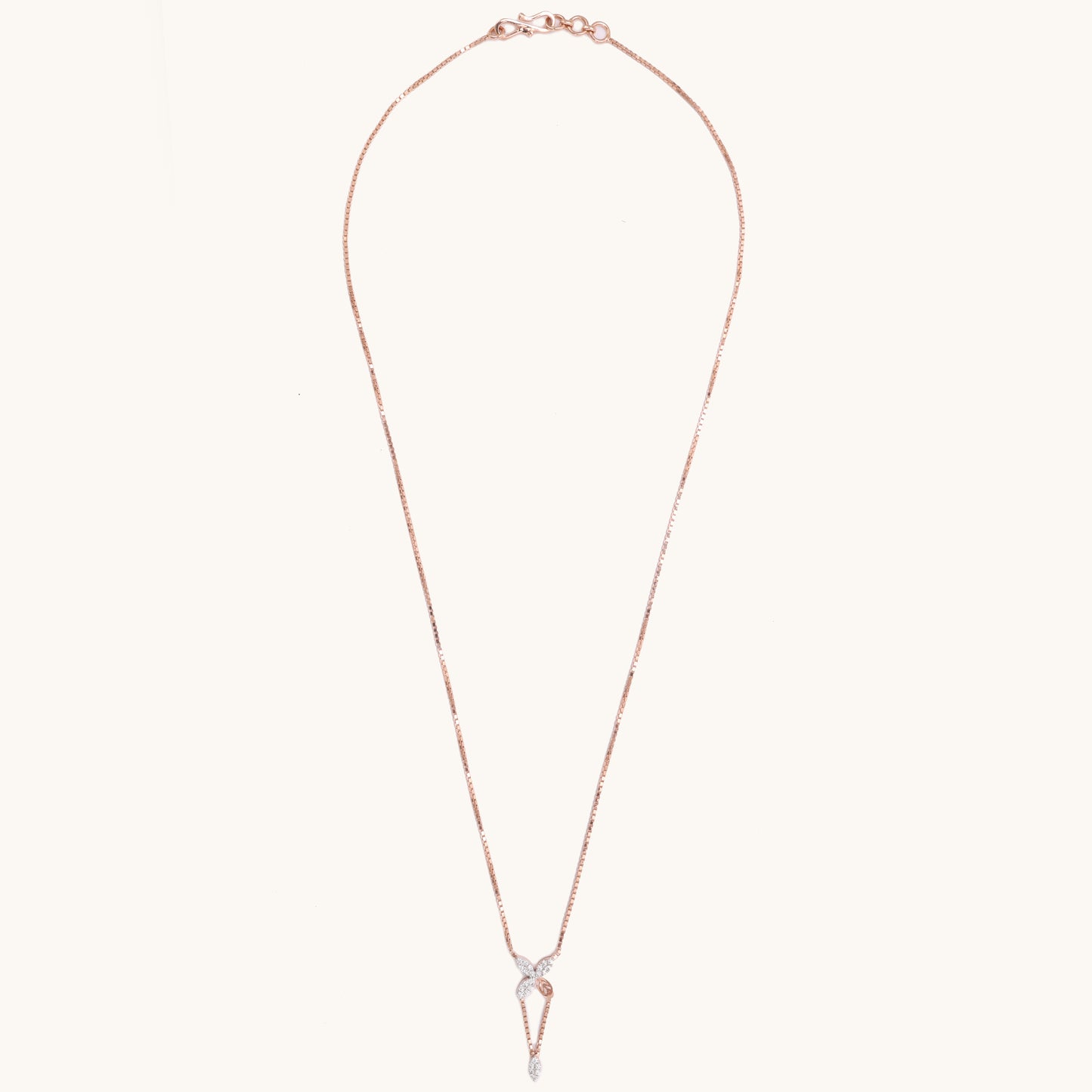 Grove Diamond Necklace in 18kt gold with IGI certified VVS diamonds, luxury jewelry for women by Caratly. Perfect for special occasions and everyday wear.