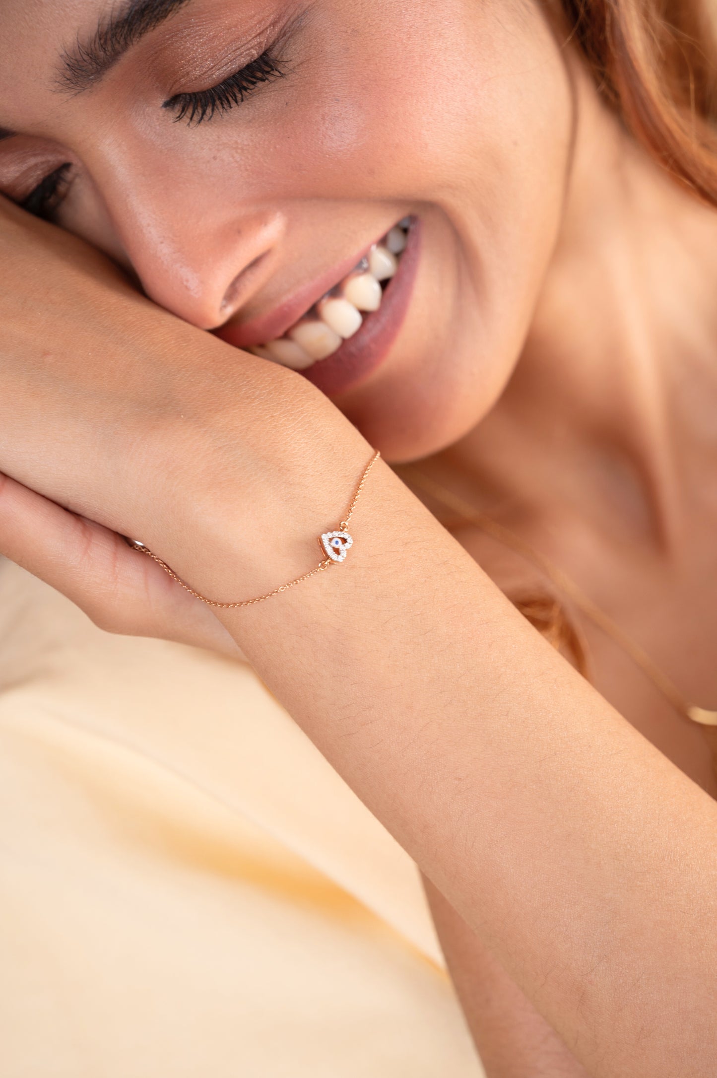 Evil Eye Heart Bracelet in 18kt gold with IGI-certified VVS diamonds by Caratly Jewelry. Everyday wear gold bracelet under 30k, perfect for luxury gifts.