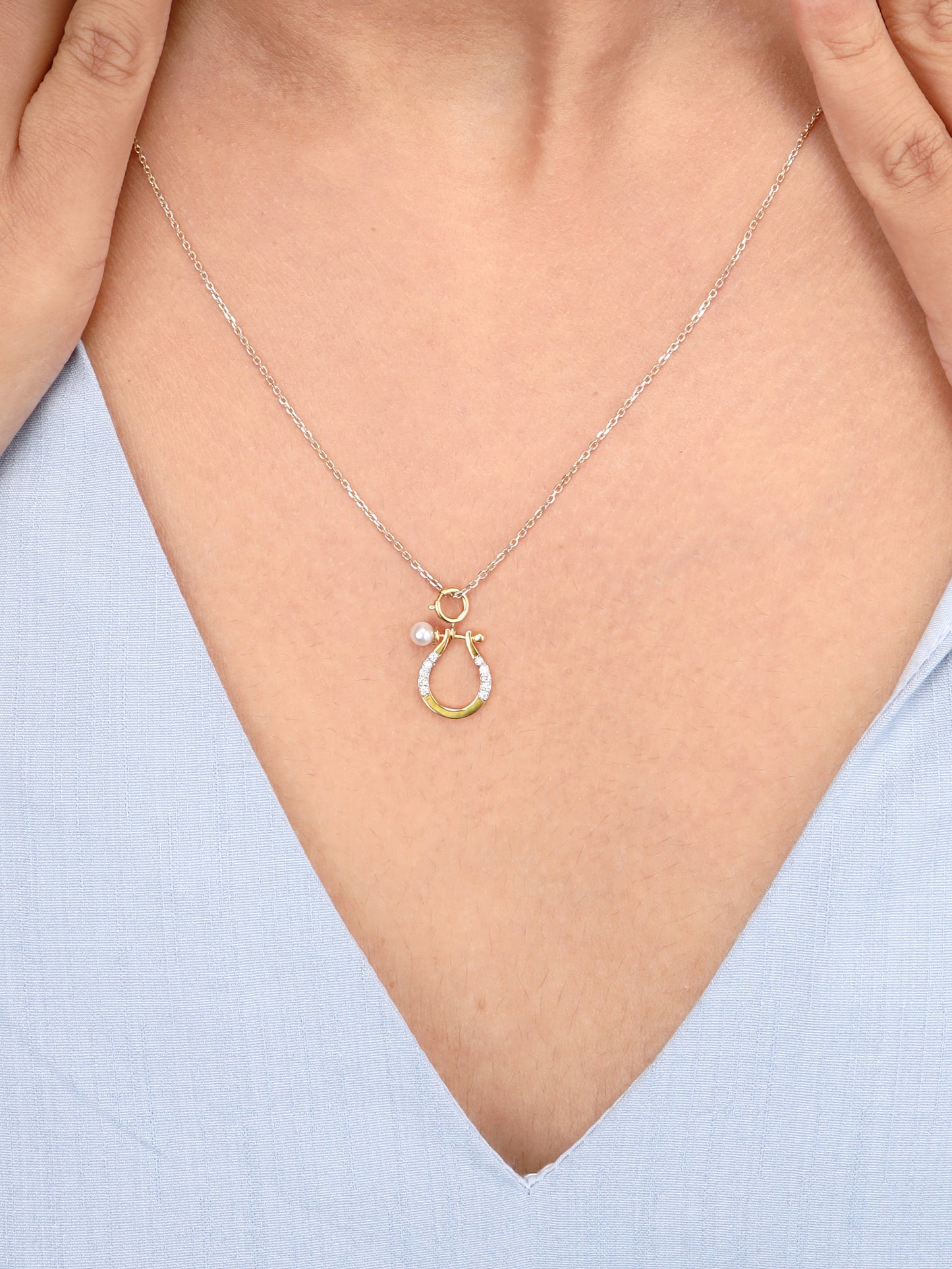 18kt gold horseshoe pendant by Caratly, set with IGI-certified VVS diamonds, perfect for everyday luxury and gifting under Rs. 15k.