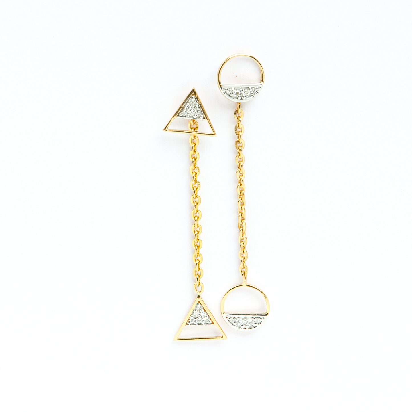 18kt gold long dangling earrings with IGI-certified VVS diamonds. Affordable, BIS-hallmarked, and perfect for gifting or everyday luxury. Shop Caratly Jewelry under Rs. 30k.