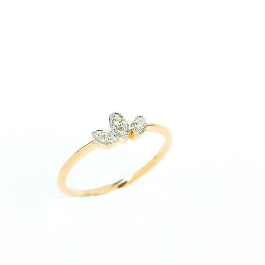 Elevate your everyday style with our enchanting Diamond Leafy Ring crafted in 18kt gold. It's the perfect choice for daily wear for Women, effortlessly complementing your 9 to 5 wardrobe. Whether it's a gift for her or a special addition to your own collection, this stunning diamond ring is sure to make a lasting impression. Explore our affordable under 30,000 collections and indulge in luxury.