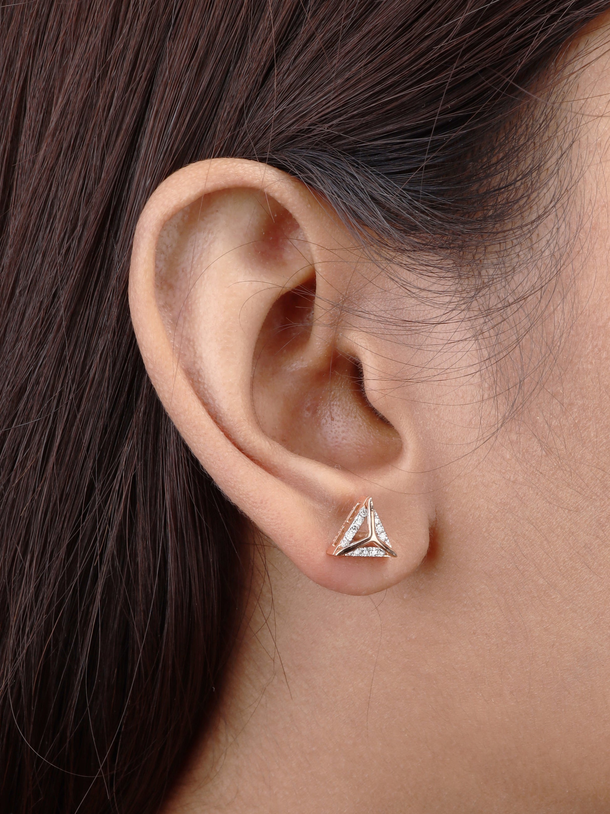 Adorn yourself with our Triangle Diamond Earrings made with 18kt gold for women. Gift these timeless jewellery to celebrate special occasions or simply to show your appreciation. Luxurious gifting option under Rs. 30,000.