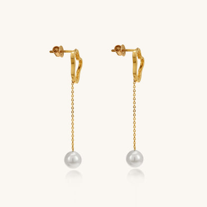 Add timeless elegance with our Pearl Dangling Earrings crafted in lustrous 18kt gold under Rs. 30,000. A perfect jewellery gift for any occasion, whether it's a birthday or an anniversary.