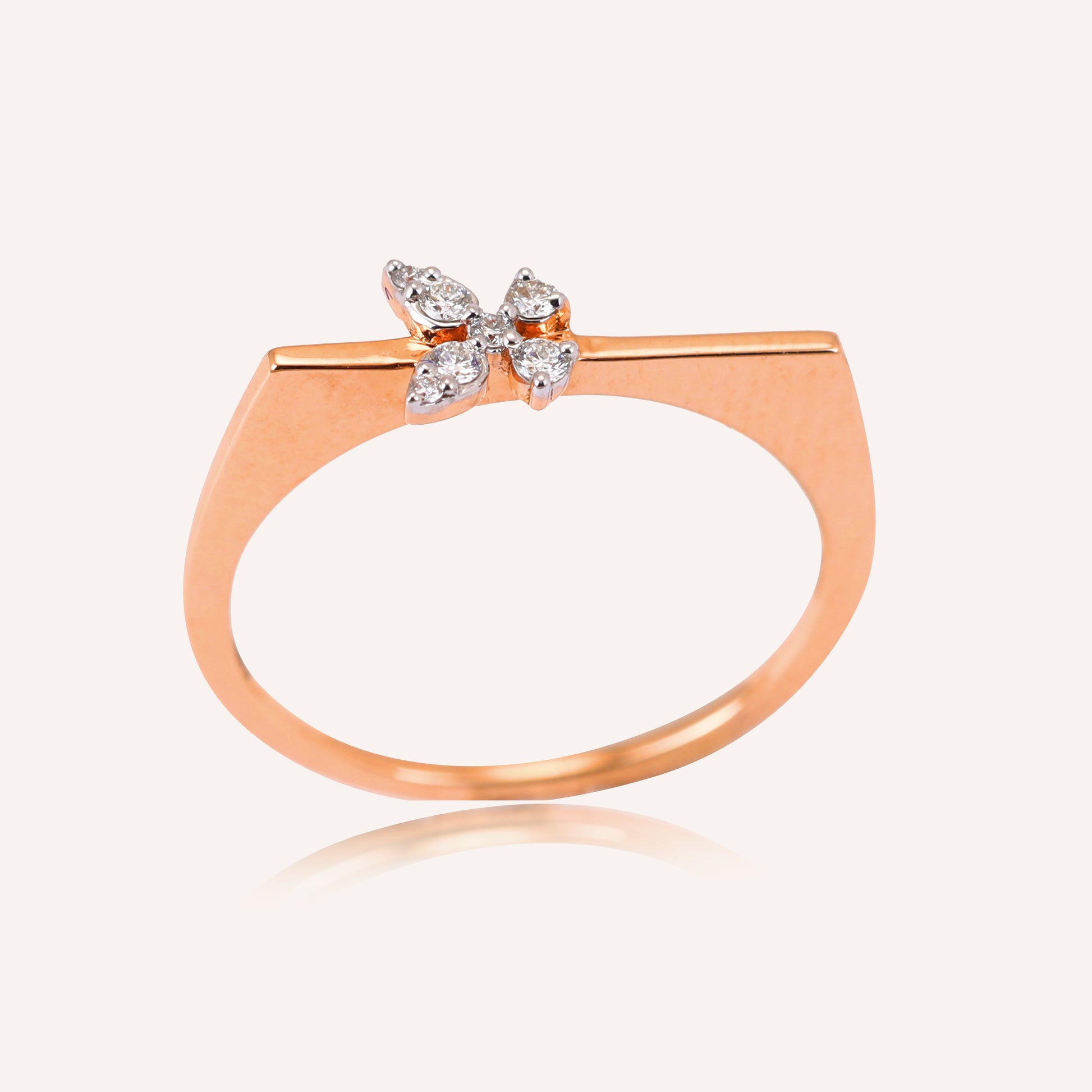 Elevate your everyday ensemble with our 18 kt Bloom in Diamond Ring, exuding timeless elegance. Perfect for everyday wear, it effortlessly transitions from casual to workwear, adding sophistication to any look. Ideal for gifting, it's a must-have from our Under 30,000 collection. 