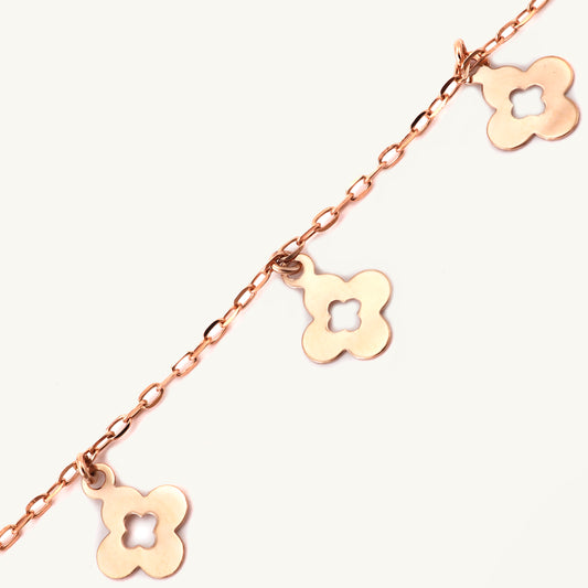 Floral bracelet in 18kt gold. Luxury jewellery under ₹30,000. Perfect gift for her