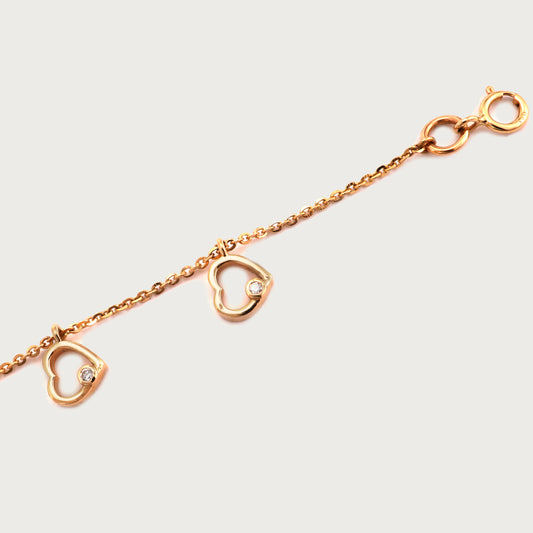 18kt gold heart charm bracelet with VVS diamonds. Elegant fine jewellery under ₹30,000. Gift-worthy.