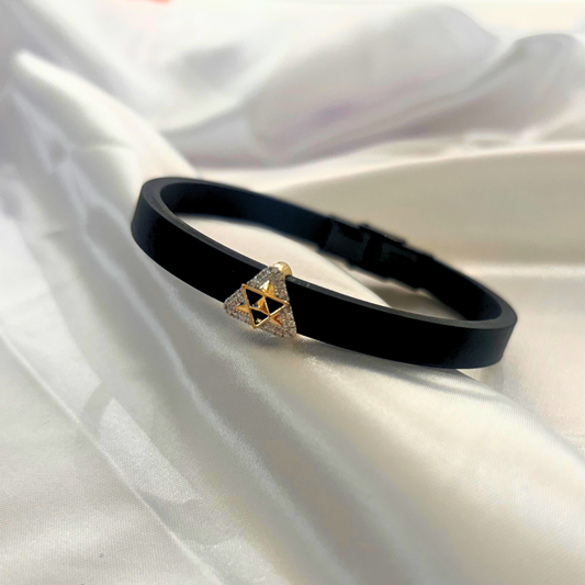 Men’s gold bracelet by Caratly, featuring a sleek black band with a central gold clasp adorned with a natural diamond, blending modern style with classic luxury under Rs. 30,000!