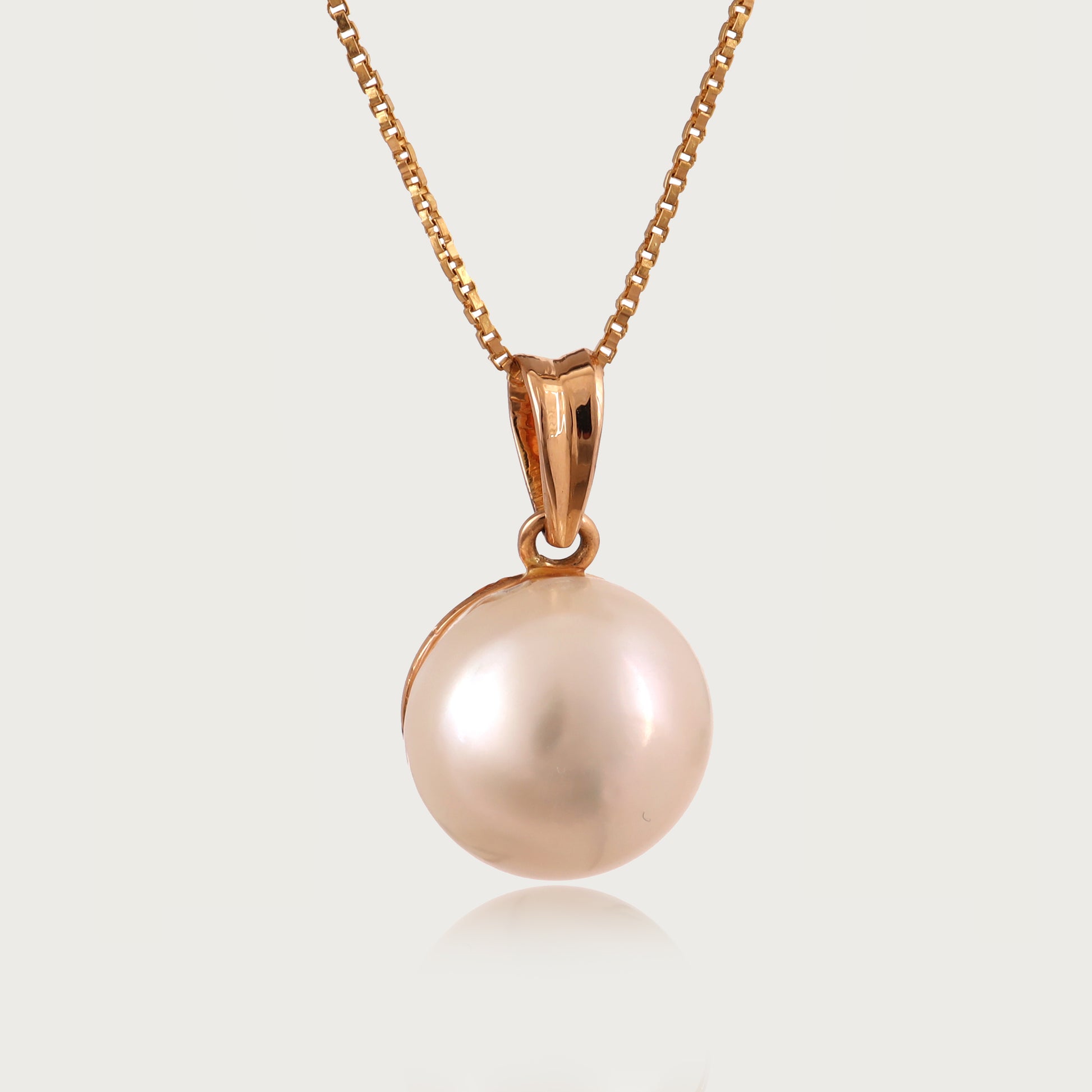Round Pearl Pendant in 18kt gold—affordable luxury jewellery under ₹10,000.