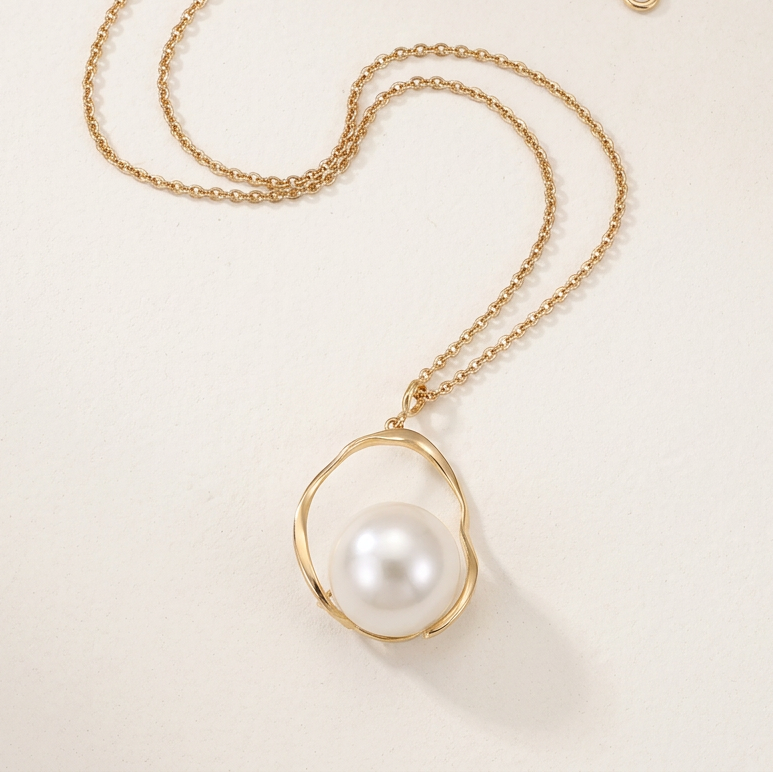Pearl Curvy Pendant