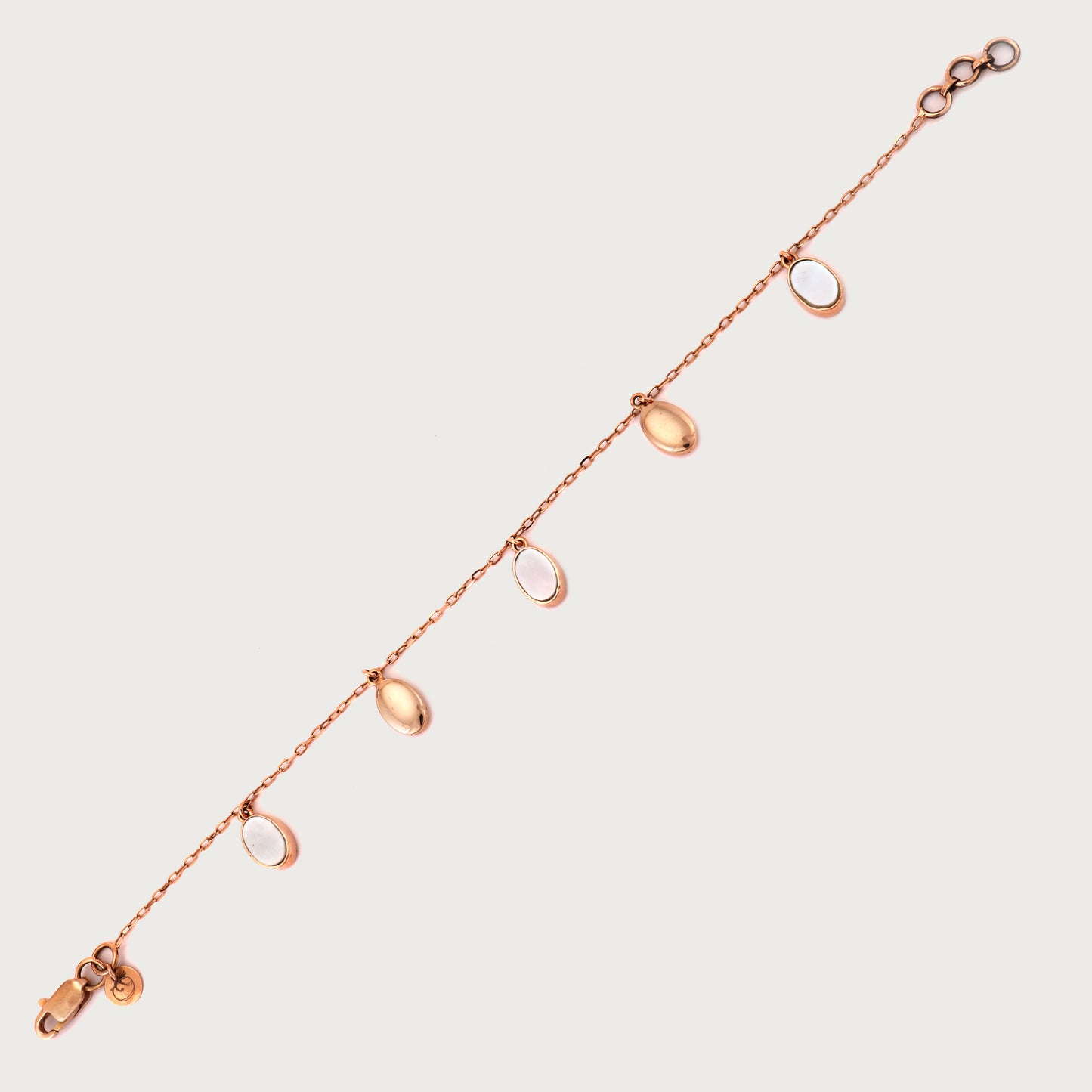 18kt gold oval charm bracelet. Fine jewellery under ₹50,000. Chic and timeless.