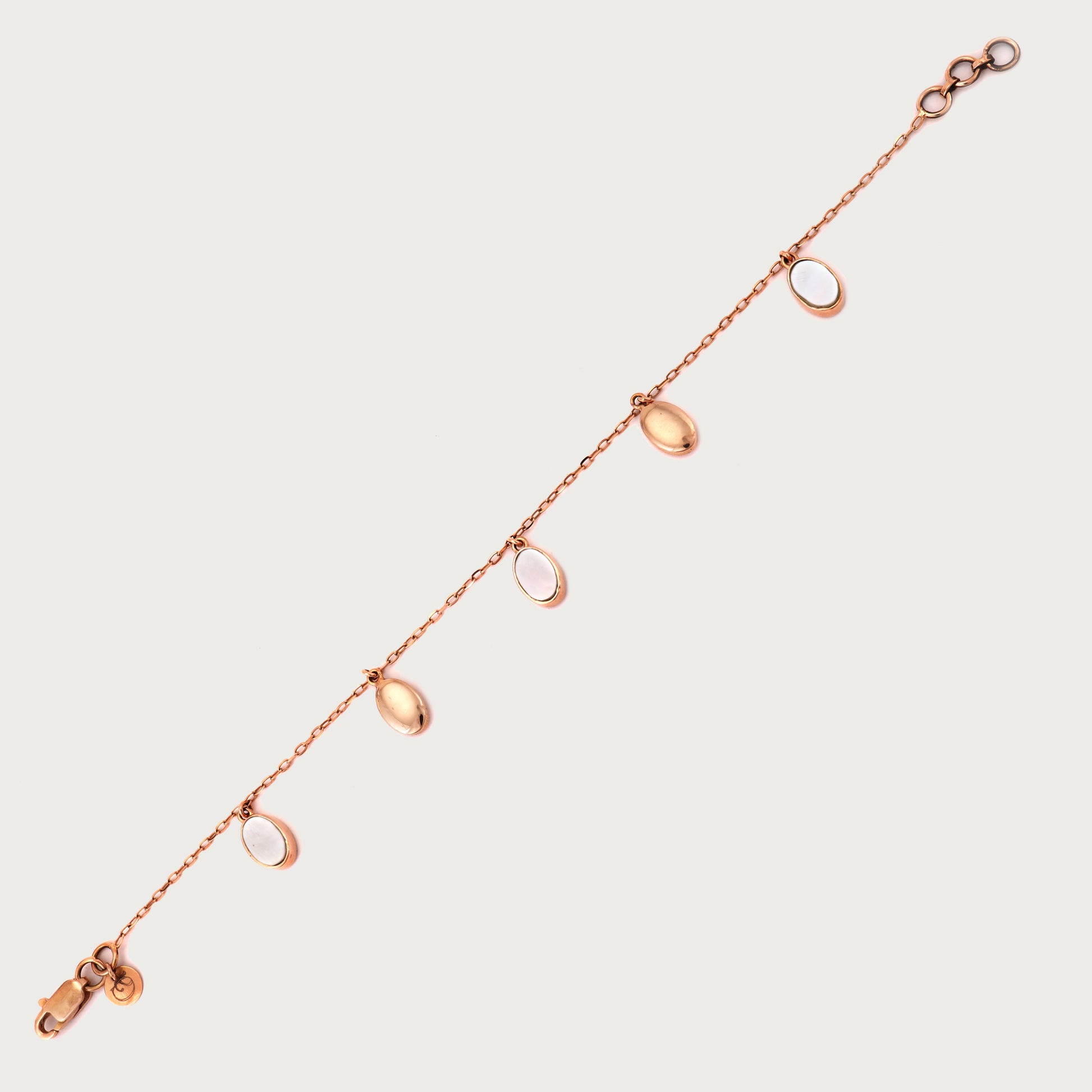 18kt gold oval charm bracelet. Fine jewellery under ₹50,000. Chic and timeless.