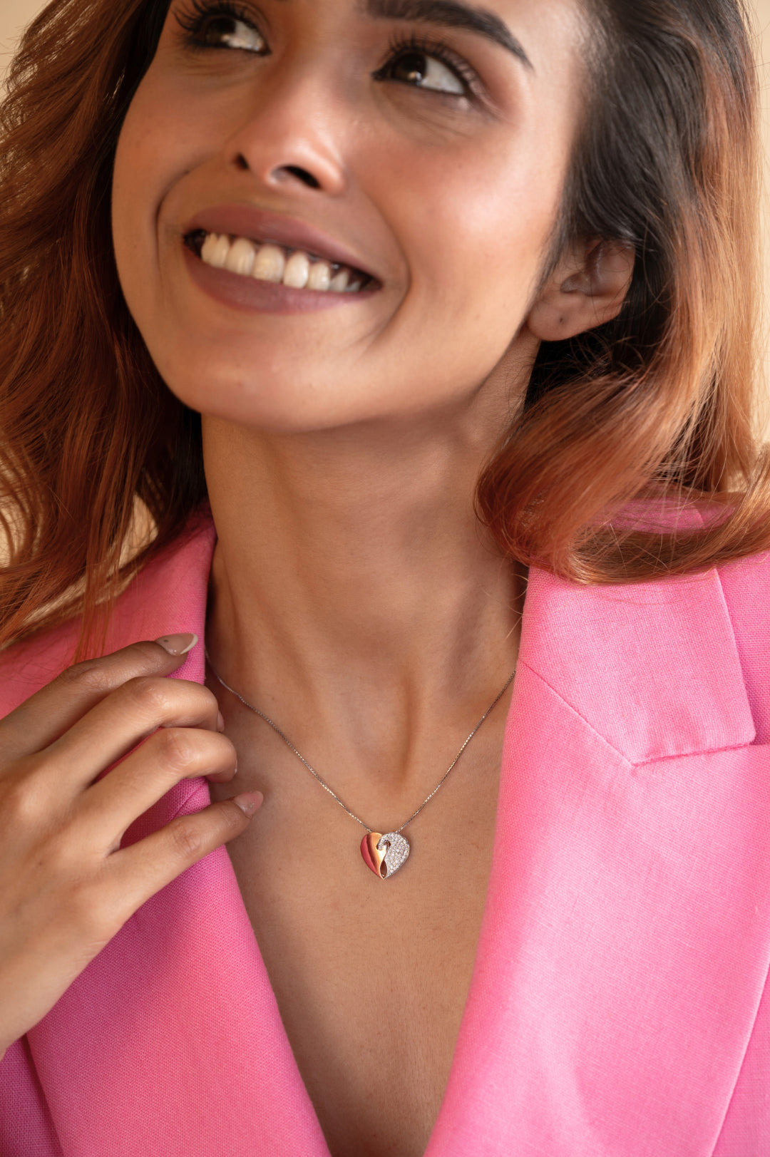 Elevate your elegance with our exquisite 18 kt Swan Diamond Pendant from the Spring Edit, priced under 50,000. This stunning piece is not only perfect as a gift for her but also a timeless addition to any everyday jewellery collection.