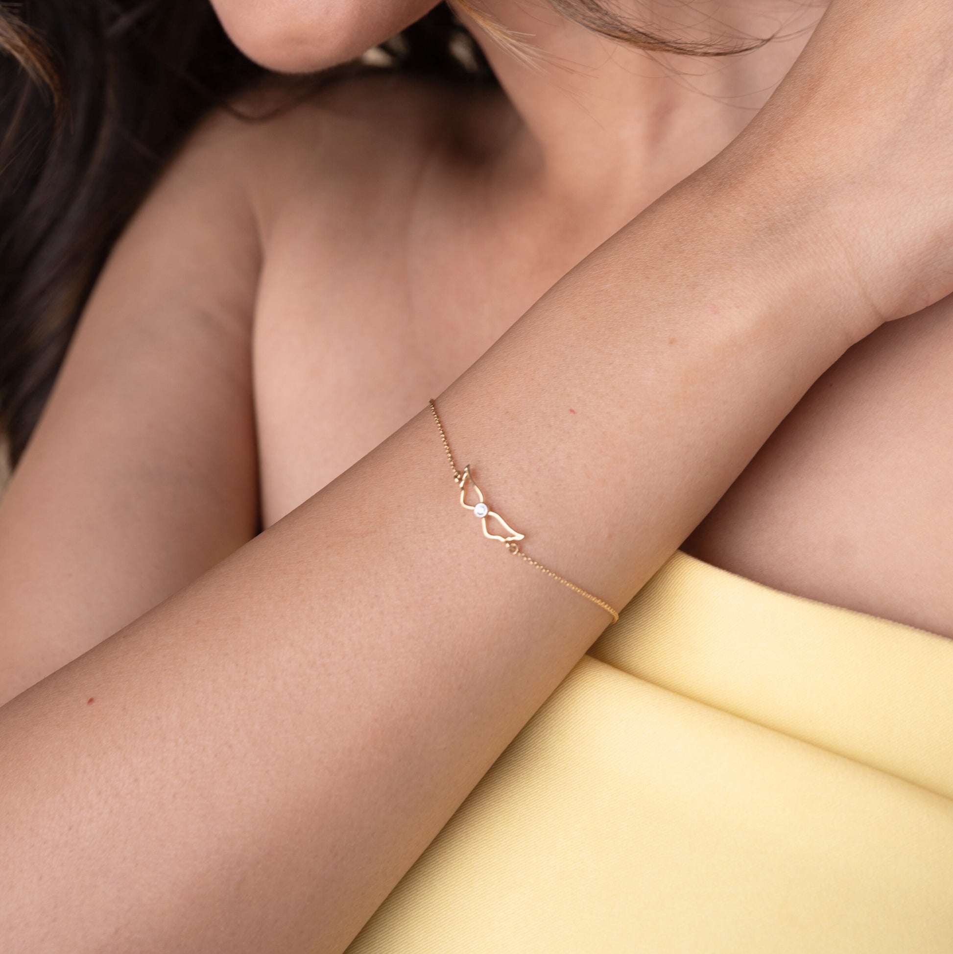 18kt gold Winged Diamond Bracelet with diamond. Accessible price range under Rs. 20,000